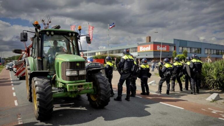 Холандската полиција пукаше во земјоделците кои протестираат