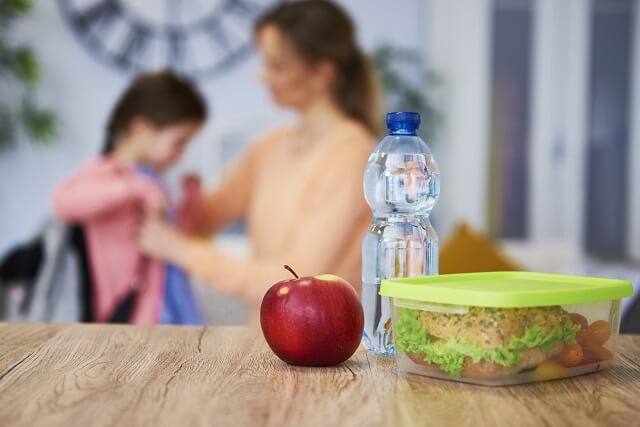 Здрави оброци и доволно вода се неопходни за децата на училиште
