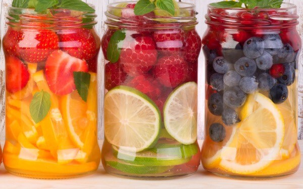Вода со овошје е идеална за топли денови – изберете ја омилената комбинација
