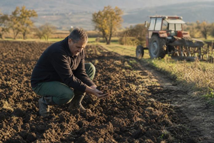 Не влегувајте на нива по секој дожд: како да се зачува структурата на почвата Земјоделец проверува влажност на почва пред влез на трактор