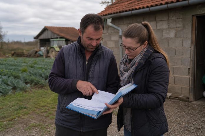 Ненајавена контрола на земјоделско стопанство: кои записи треба да бидат подготвени Земјоделец и контролор прегледаат записи покрај обработлива парцела