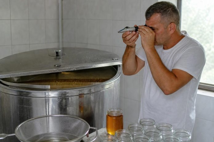 pchelar-ski-med-po-vadenjeto-vlazhnost-filtriranje-skladiranje Пчелар мери влажност на свежо изваден мед со рефрактометар