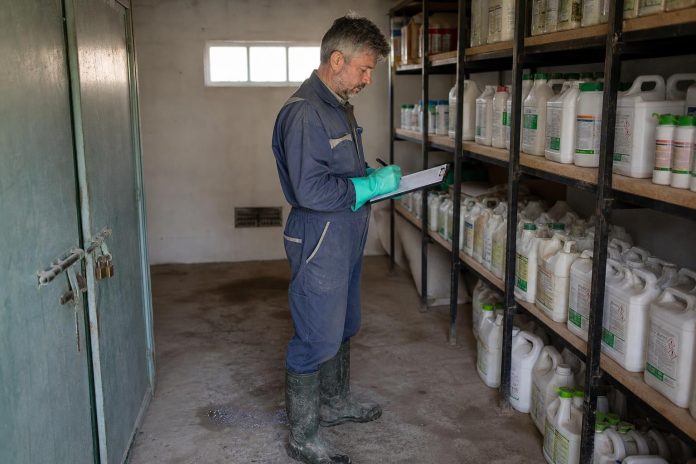 pesticidi-vo-magacin-bezbedno-cuvanje Земјоделец проверува попис на пестициди во заклучен магацин